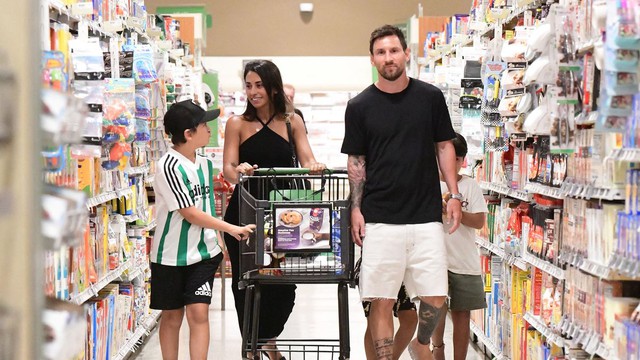 Messi gây sốt khi đi siêu thị tại Mỹ - Ảnh 1.
