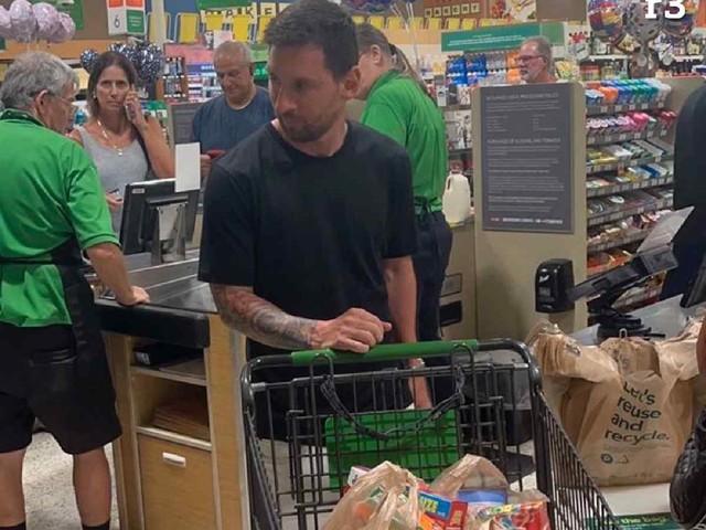 Messi gây sốt khi đi siêu thị tại Mỹ - Ảnh 2.