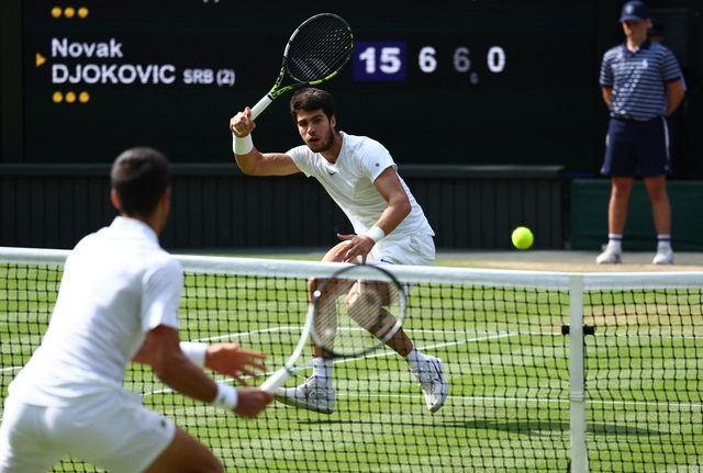 Hạ Djokovic, tay vợt Alcaraz lần đầu đăng quang tại giải Wimbledon - Ảnh 1.