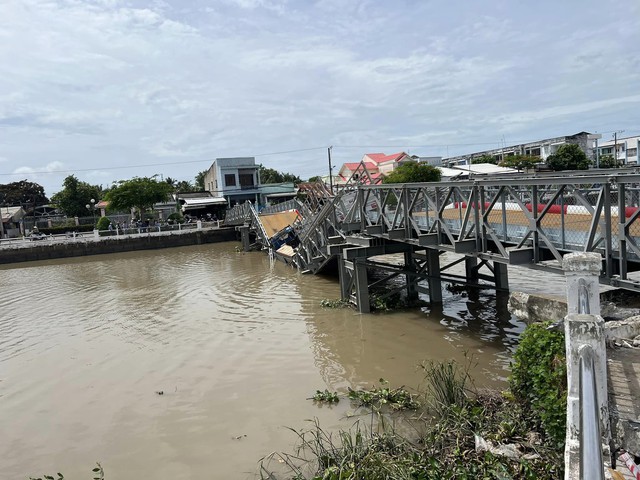 Sự thật vụ sập cầu khiến 2 xe tải rơi xuống sông ở Trà Vinh - Ảnh 2.