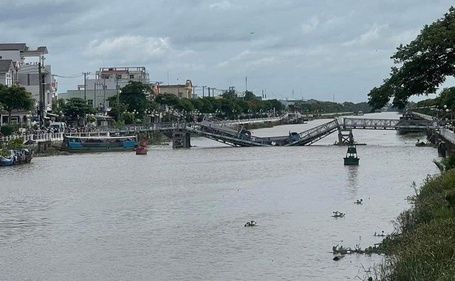 Sự thật vụ sập cầu khiến 2 xe tải rơi xuống sông ở Trà Vinh - Ảnh 1.
