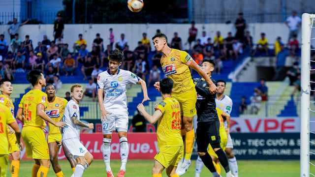 HLV đội Thanh Hóa khen thủ môn Nguyên Mạnh sau trận thua Nam Định - Ảnh 1.