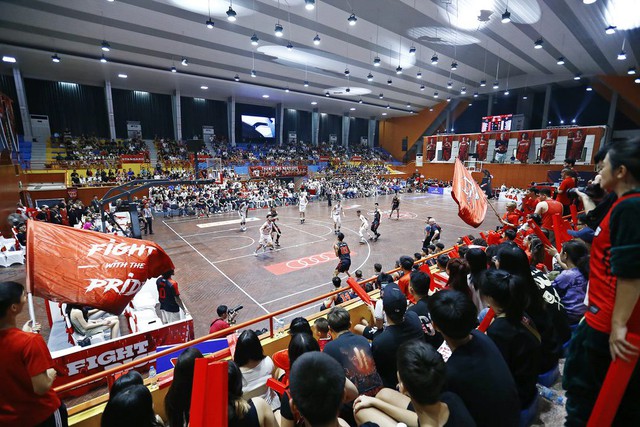 Giải bóng rổ VBA 2023: Hanoi Buffaloes thắng kịch tính trận derby bóng rổ Hà Nội - Ảnh 1.