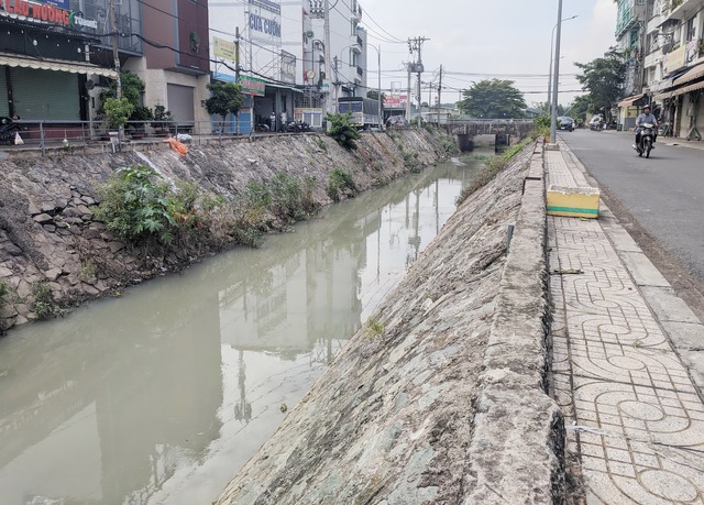 Bờ kênh không lan can gây nguy hiểm   - Ảnh 1.