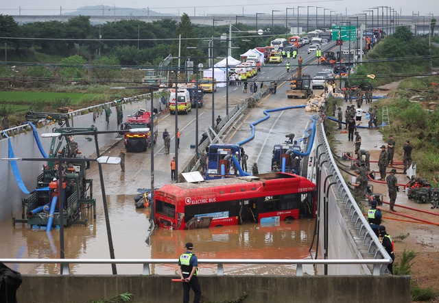 39 người chết vì mưa lớn gây ngập, tổng thống Hàn Quốc khiển trách quan chức - Ảnh 1.