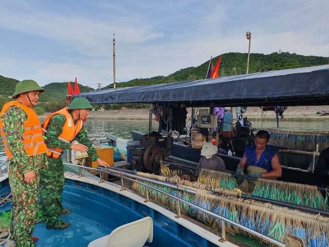Quảng Ninh: Hàng nghìn du khách rời đảo tránh bão số 1  - Ảnh 1.