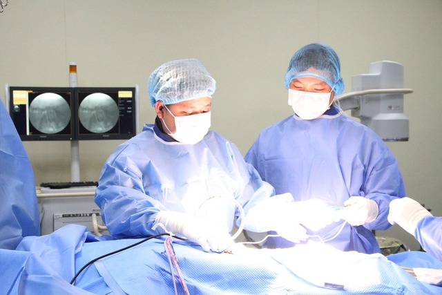 Bạc Liêu: Lần đầu tiên phẫu thuật cột sống thành công cho bệnh nhân - Ảnh 1.