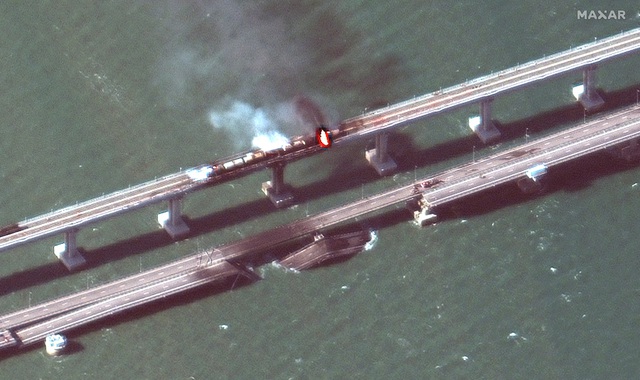 Tình huống khẩn trên cầu Crimea, nghi lại bị tấn công - Ảnh 1.