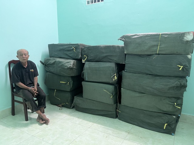 Truy bắt nhóm người vận chuyển 13.000 gói thuốc lá lậu vào TP. Hà Tiên - Ảnh 1.