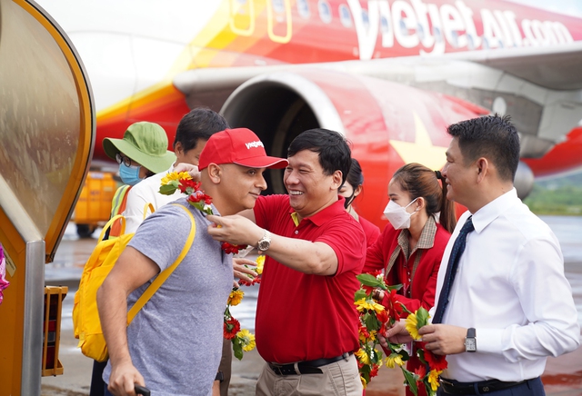 Tổng giám đốc Vietjet Đinh Việt Phương chào đón hành khách Ấn Độ tới Việt Nam trên một chuyến bay của hãng (ảnh: Tài Nguyên)