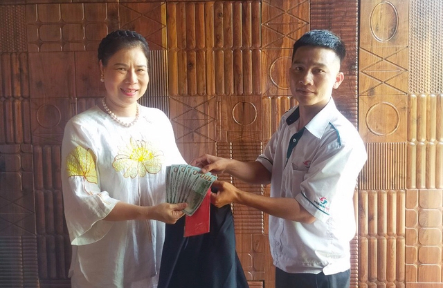 Đà Nẵng: Du khách để quên áo vest có 1.600 USD, được tài xế taxi trả lại - Ảnh 2.