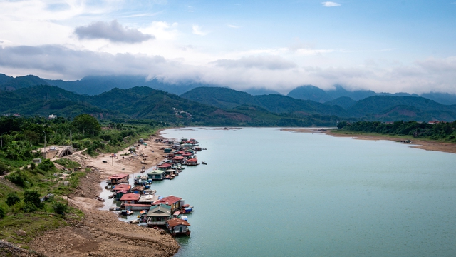 Làng nổi trên sông Đà - Ảnh 1.