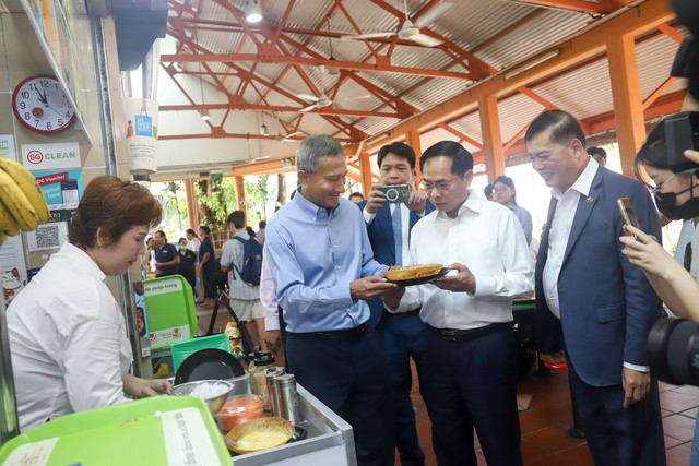 Bộ trưởng Ngoại giao Bùi Thanh Sơn cùng Ngoại trưởng Singapore thưởng thức ẩm thực đường phố - Ảnh 1.