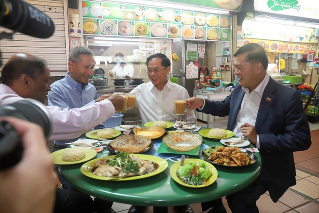 Bộ trưởng Ngoại giao Bùi Thanh Sơn cùng Ngoại trưởng Singapore thưởng thức ẩm thực đường phố - Ảnh 3.