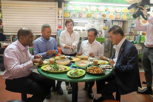 Bộ trưởng Ngoại giao Bùi Thanh Sơn cùng Ngoại trưởng Singapore thưởng thức ẩm thực đường phố - Ảnh 2.