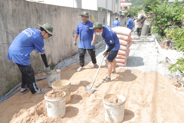 Theo bước chân tình nguyện: Mở đường cho trẻ đến trường - Ảnh 2.