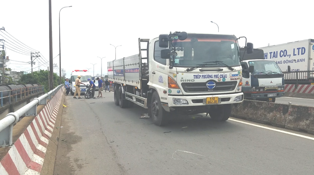 Xe tải cán bể nát xe máy trên cầu Bình Thuận, 1 người nguy kịch - Ảnh 2.