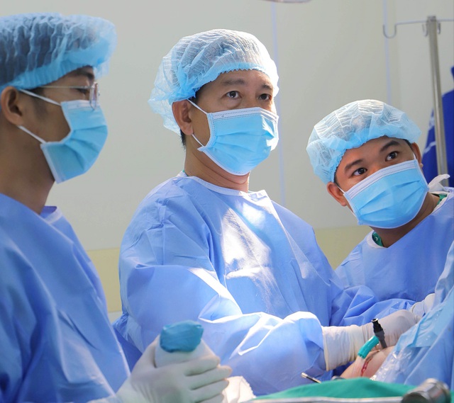 Phẫu thuật chấn thương rách sụn viền cho vận động viên khuyết tật Kiều Minh Trung - Ảnh 1.