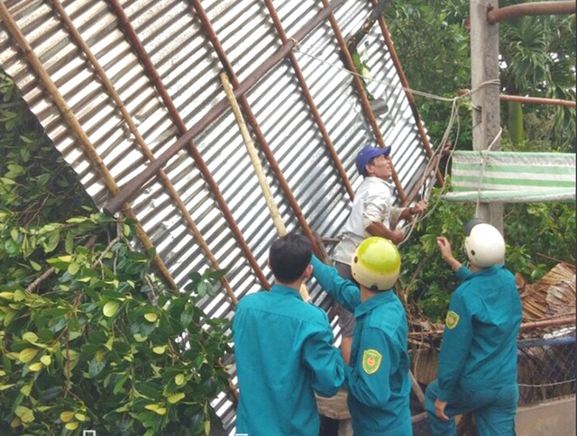 Bão số 1: Mưa giông, lốc xoáy làm sập, tốc mái nhiều căn nhà - Ảnh 2. Bão số 1: Mưa giông, lốc xoáy làm sập, tốc mái nhiều căn nhà - Ảnh 2.