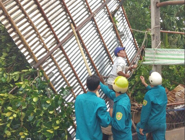 Bão số 1: Mưa giông, lốc xoáy làm sập, tốc mái nhiều căn nhà - Ảnh 2.