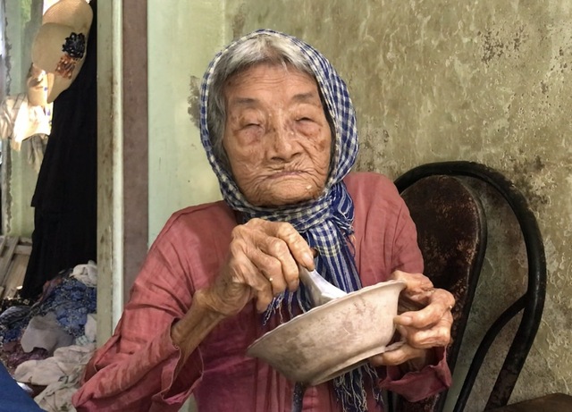 Cụ bà 72 tuổi hiếu thảo ‘nức tiếng’ xóm nghèo: Hái rau, bắt ốc nuôi mẹ già - Ảnh 4.