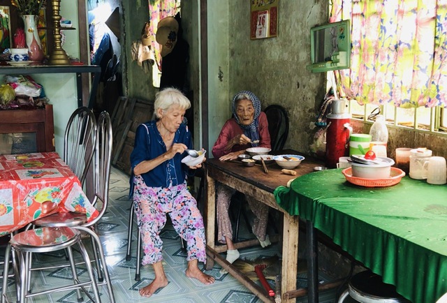 Cụ bà 72 tuổi hiếu thảo ‘nức tiếng’ xóm nghèo: Hái rau, bắt ốc nuôi mẹ già - Ảnh 7.