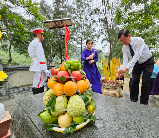 Chủ tịch nước Võ Văn Thưởng viếng, dâng hương tại nghĩa trang Hàng Dương - Ảnh 10.