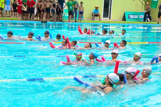  ‘Đường đua xanh’ 2023: Vừa thi bơi vừa thi kỹ năng phòng chống đuối nước - Ảnh 2.