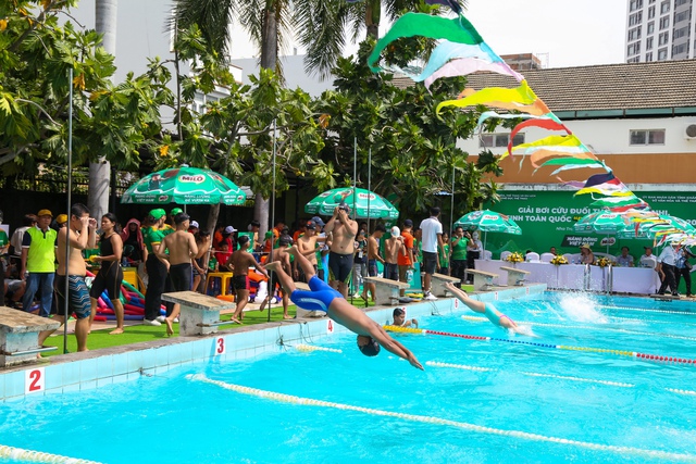  ‘Đường đua xanh’ 2023: Vừa thi bơi vừa thi kỹ năng phòng chống đuối nước - Ảnh 1.
