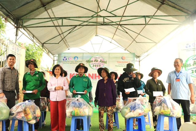 Đại diện Tôn Đông Á: Bà Nguyễn Thị Ngọc Quỳnh, Thành viên HĐQT và Ông Lâm Hoàng Nhanh, Phó Giám đốc Phòng Marketing trao tặng quà cho các gia đình chính sách, gia đình khó khăn