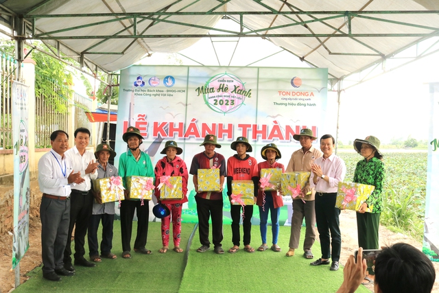 Ông Nguyễn Thanh Trung, Chủ tịch HĐQT Công ty CP Tôn Đông Á cùng với ông Hoàng Văn Thủy, Giám đốc Công ty TNHH tôn thép Thuận Phát Thanh Bình - Nhà phân phối của Tôn Đông Á trao tặng 10 phần quà cho các gia đình khó khăn Ông Nguyễn Thanh Trung, Chủ tịch HĐQT Công ty CP Tôn Đông Á cùng với ông Hoàng Văn Thủy, Giám đốc Công ty TNHH tôn thép Thuận Phát Thanh Bình - Nhà phân phối của Tôn Đông Á trao tặng 10 phần quà cho các gia đình khó khăn