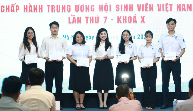 Trao học bổng Nguyễn Thái Bình cho sinh viên nguyên là cán bộ Hội Sinh Viên  - Ảnh 1.