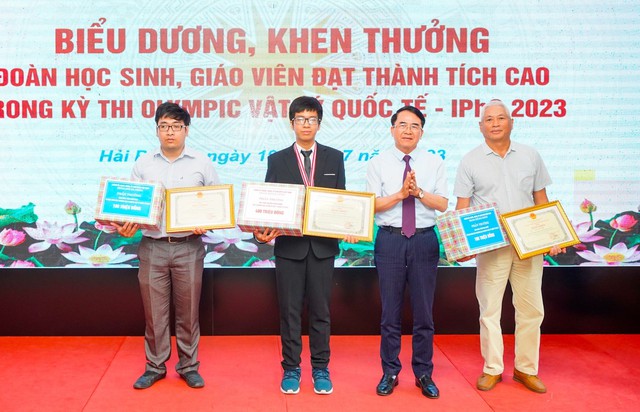 Hải Phòng thưởng 400 triệu đồng cho học sinh đạt Huy chương bạc Vật lý quốc tế - Ảnh 1.