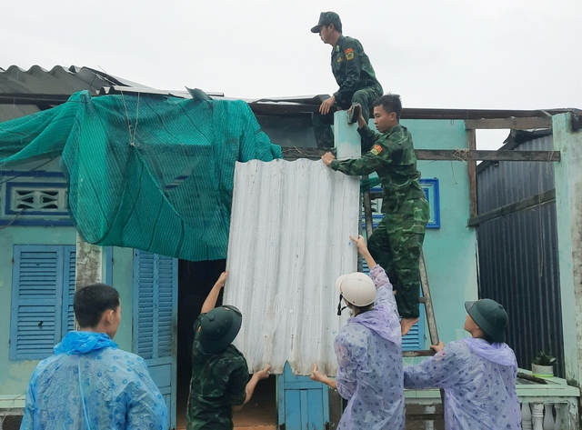 Bạc Liêu: Lốc xoáy làm sập và tốc mái 11 căn nhà của bà con - Ảnh 1.