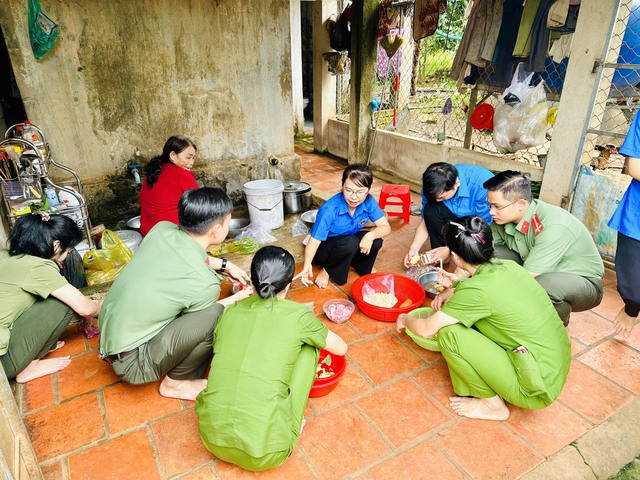 Tuổi trẻ Bình Phước tổ chức 'bữa cơm gia đình - ấm tình lòng mẹ' - Ảnh 1.