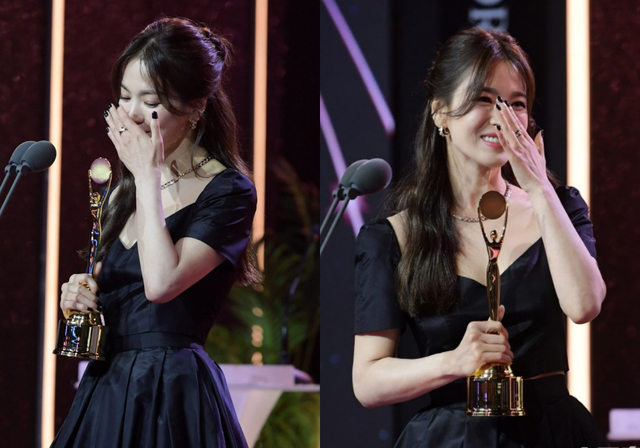 Song Hye Kyo xúc động khi thắng lớn tại giải Rồng Xanh truyền hình trực tuyến 2023 - Ảnh 1.
