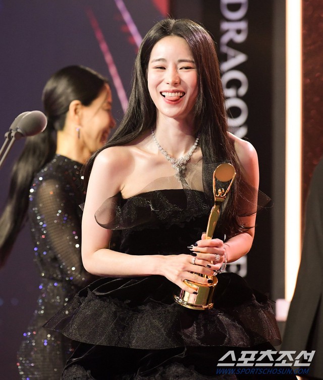 Song Hye Kyo xúc động khi thắng lớn tại giải Rồng Xanh truyền hình trực tuyến 2023 - Ảnh 2.
