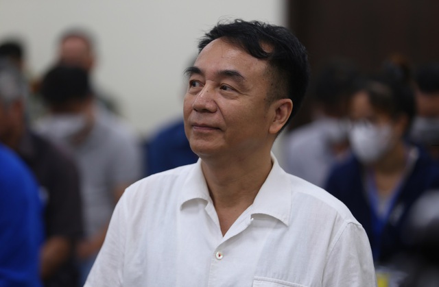 Cựu cán bộ QLTT Trần Hùng hầu tòa với cáo buộc nhận hối lộ 300 triệu đồng - Ảnh 2.
