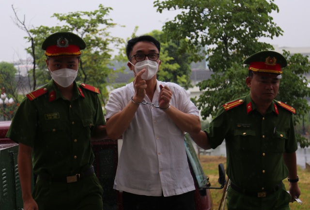 Cựu cán bộ QLTT Trần Hùng hầu tòa với cáo buộc nhận hối lộ 300 triệu đồng - Ảnh 1.