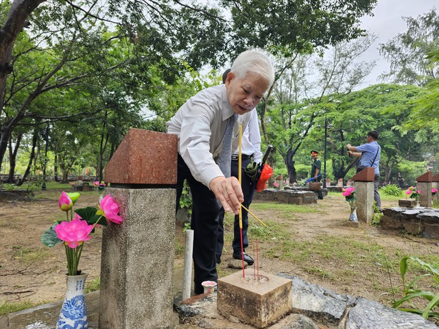Chủ tịch nước Võ Văn Thưởng viếng, dâng hương tại nghĩa trang Hàng Dương - Ảnh 12.