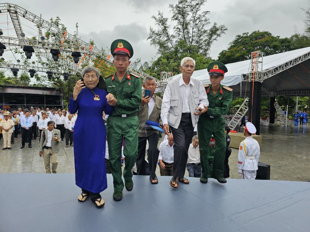 Chủ tịch nước Võ Văn Thưởng viếng, dâng hương tại nghĩa trang Hàng Dương - Ảnh 4.