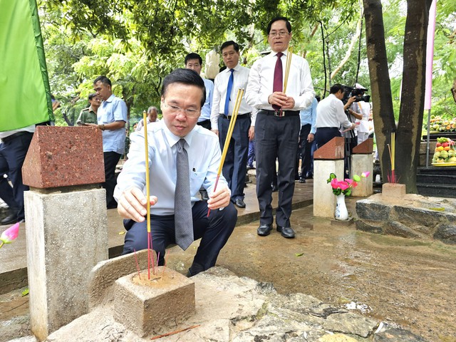 Chủ tịch nước Võ Văn Thưởng viếng, dâng hương tại nghĩa trang Hàng Dương - Ảnh 7.