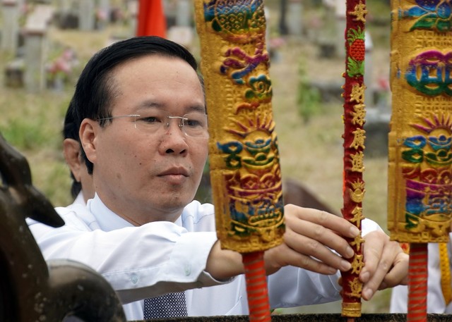 Chủ tịch nước Võ Văn Thưởng viếng, dâng hương tại nghĩa trang Hàng Dương - Ảnh 1.