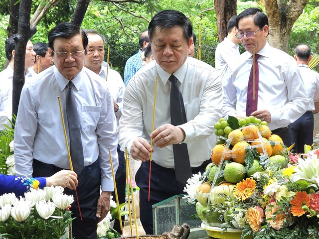 Chủ tịch nước Võ Văn Thưởng viếng, dâng hương tại nghĩa trang Hàng Dương - Ảnh 3.