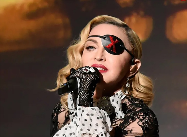 Madonna nhập viện vì bung hết sức 'chơi tới bến' với sao trẻ như Taylor Swift, Pink - Ảnh 1.