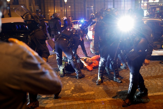 Pháp: Gia đình thanh niên bị cảnh sát bắn chết kêu gọi người biểu tình ngừng lại - Ảnh 1.