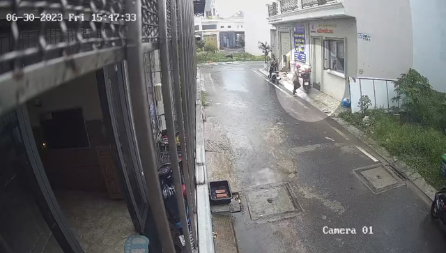 Kẻ gian dàn cảnh đi tiểu trộm xe máy trong mưa - Ảnh 1.