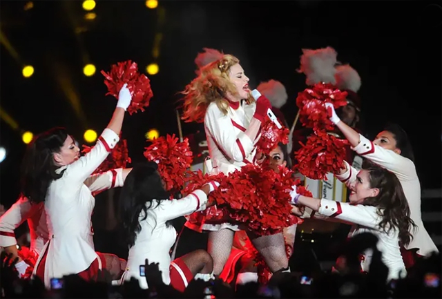Madonna nhập viện vì bung hết sức 'chơi tới bến' với sao trẻ như Taylor Swift, Pink - Ảnh 3.
