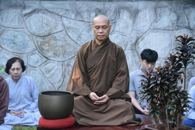 Hóa trang thành Đức Phật livestream bán hàng trên TikTok: Hành vi phản cảm! - Ảnh 3.
