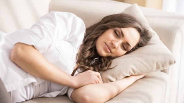 Chuyên gia giải thích ngủ nằm nghiêng bên nào là tốt nhất - Ảnh 1.